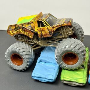 Monster Jam Zombie Vs Hunter Earth Shaker 1:64 Diecast Truck